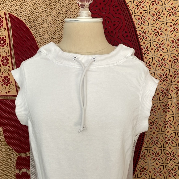 EUC Fabletics white sleeveless mesh hoodie - Picture 2 of 9